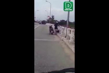 Hà Tĩnh: Cô gái trẻ vô tư vứt rác xuống sông