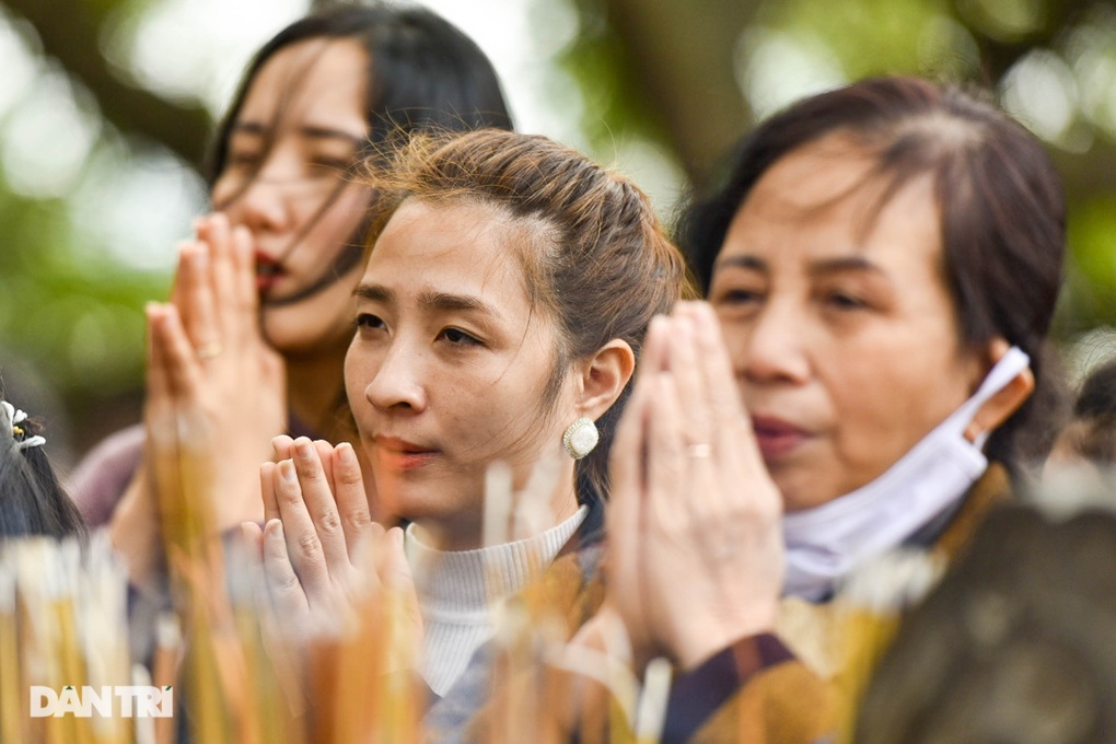 Biển người ùn ùn đi lễ phủ Tây Hồ ngày đầu năm mới Quý Mão 2023 - 8 Biển người ùn ùn đi lễ phủ Tây Hồ ngày đầu năm mới Quý Mão 2023 - 8