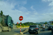 Xe ben đi hẳn sang phần đường ngược chiều để vượt các xe khác cùng chiều