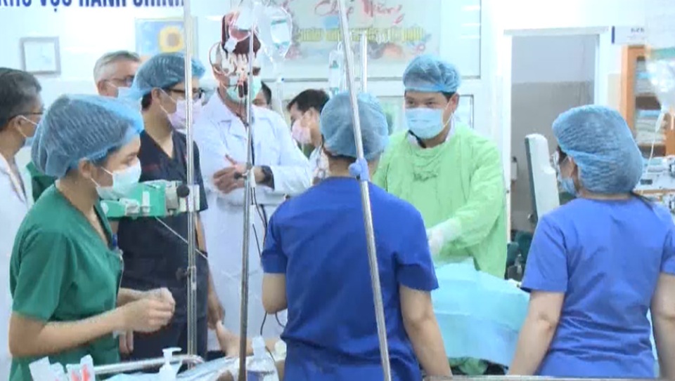 Chuyển tuyến hai trường hợp nặng trong vụ tai nạn 36 người thương vong - 2 Chuyển tuyến hai trường hợp nặng trong vụ tai nạn 36 người thương vong - 2