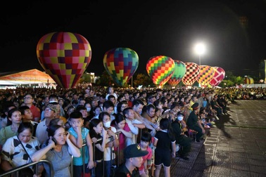 "Biển người" đổ về quảng trường Sao Đỏ xem múa lân