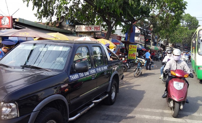 Bến xe kẹt cứng, người dân vật vờ chờ về quê ăn Tết