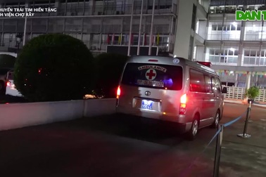 Cảnh sát giao thông hai địa phương mở đường vận chuyển trái tim đến viện