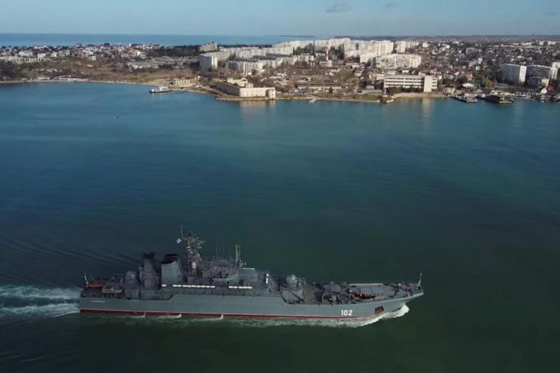 Hơn 30 tàu chiến Nga tập trận gần Crimea giữa lúc căng thẳng - 1 Hơn 30 tàu chiến Nga tập trận gần Crimea giữa lúc căng thẳng - 1
