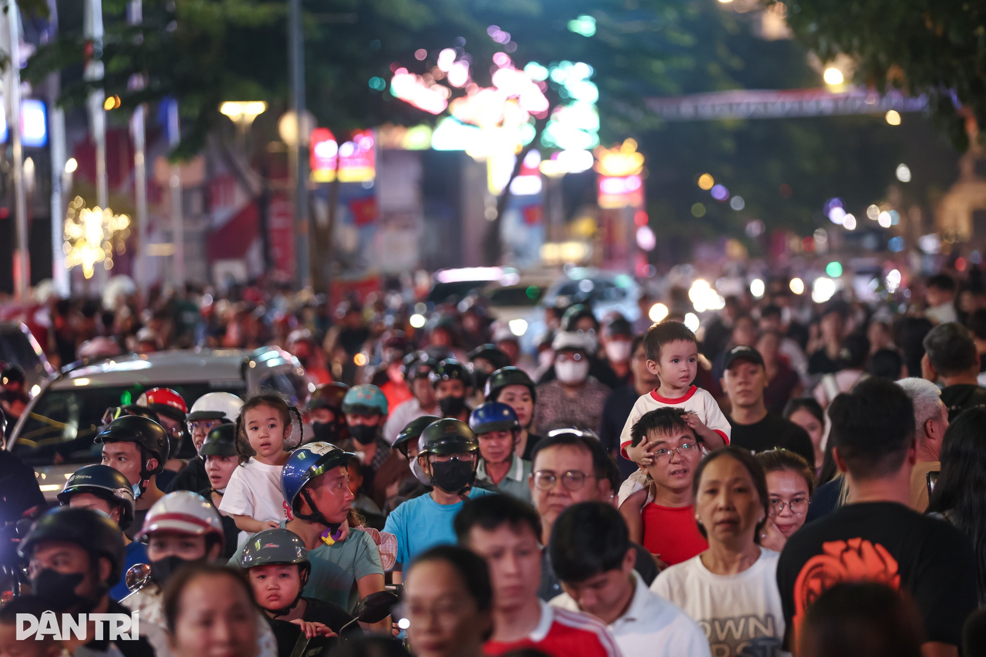 ຖະໜົນຄົນຍ່າງ ຫງວຽນເຫ້ວ ແລະ ບ໋າຍວຽນ ໄດ້ຕົກໃນຄືນວັນ Halloween - 9