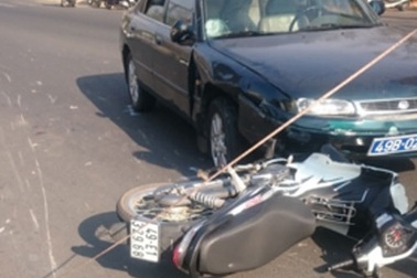 Ô tô biển xanh tông 2 xe máy, 3 người nhập viện