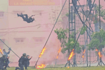 Cảnh sát gìn giữ hòa bình trình diễn băng qua "bão đạn", giải cứu con tin