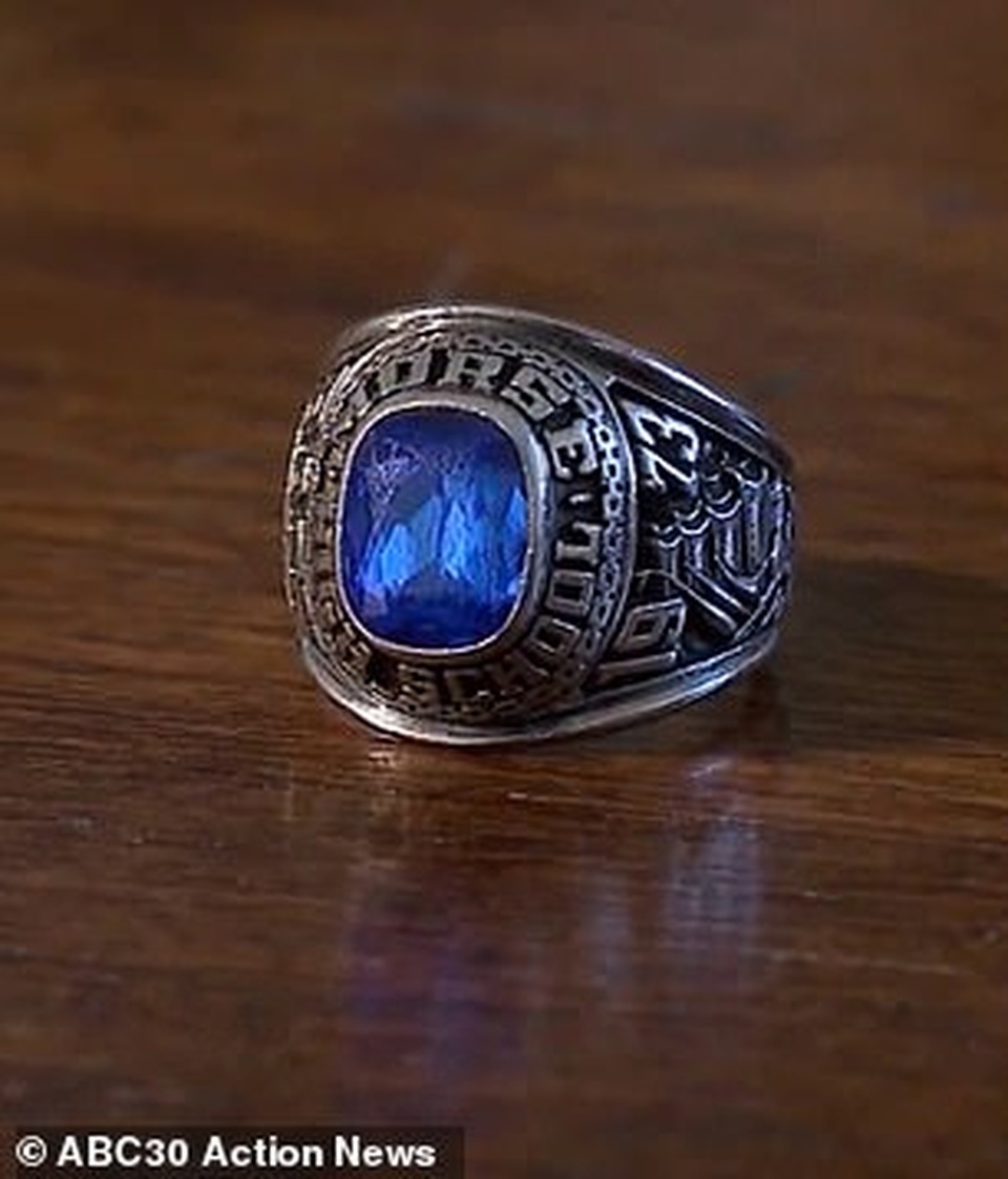 Mất chiếc nhẫn cách đây 47 năm, bất ngờ tìm thấy cách nơi sinh sống 6000 km - 2
