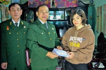 Tặng quà cho thân nhân các liệt sỹ hy sinh khi khắc phục lũ lụt ở Quảng Trị