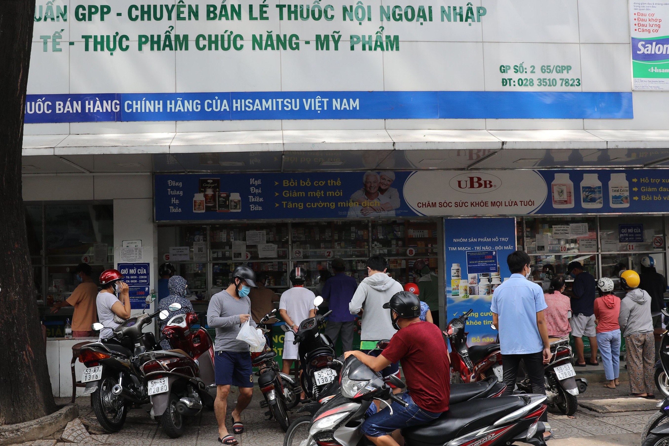 Dân Sài Gòn ùn ùn đi mua thực phẩm và thuốc men, nhiều siêu thị đã quá tải - 9 Dân Sài Gòn ùn ùn đi mua thực phẩm và thuốc men, nhiều siêu thị đã quá tải - 9