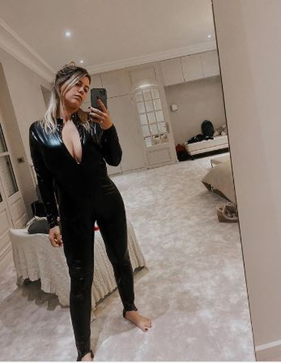 Bà xã Icardi bất ngờ hoá “thiên thần” gợi cảm - 2 Bà xã Icardi bất ngờ hoá “thiên thần” gợi cảm - 2