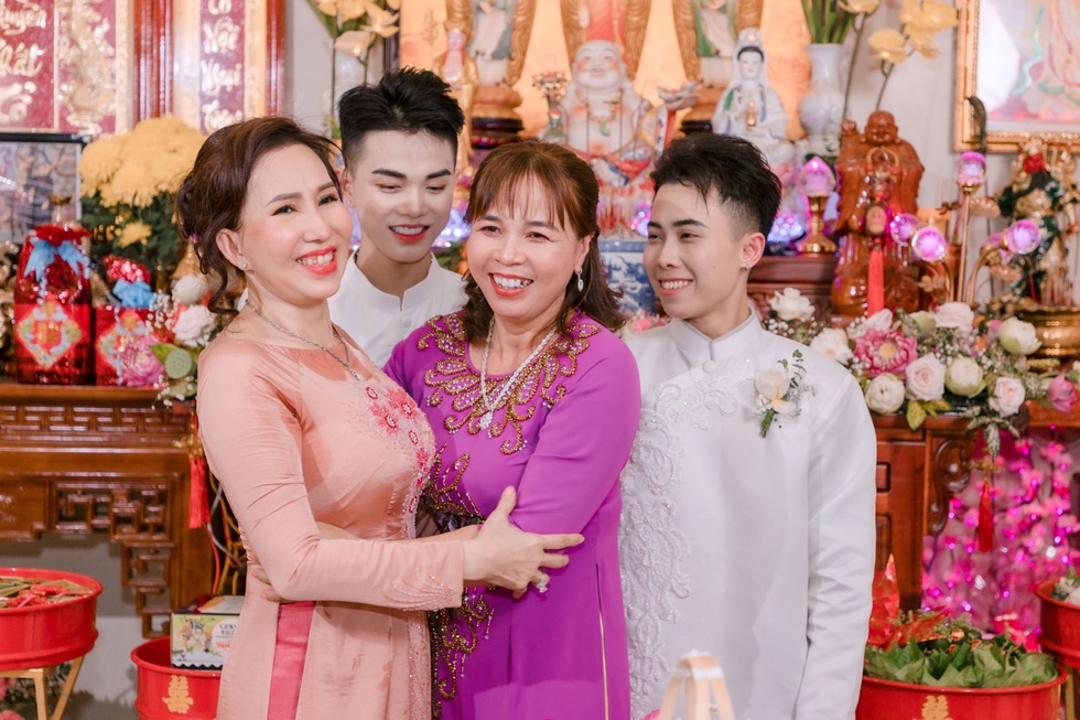 Chuyện đời kỳ lạ của cặp chồng già... mang thai, vợ trẻ vui làm bố - 12 Chuyện đời kỳ lạ của cặp chồng già... mang thai, vợ trẻ vui làm bố - 12