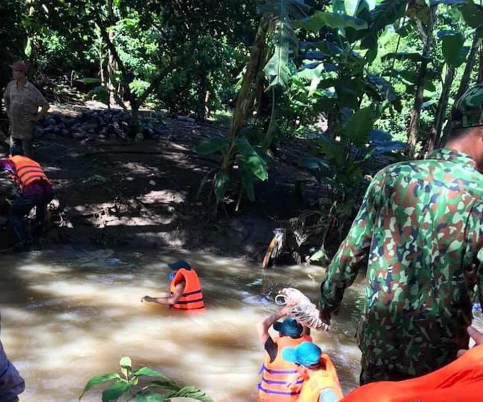 Tìm thấy thi thể người phụ nữ bị rớt xuống cống trong mưa lớn - 1 Tìm thấy thi thể người phụ nữ bị rớt xuống cống trong mưa lớn - 1
