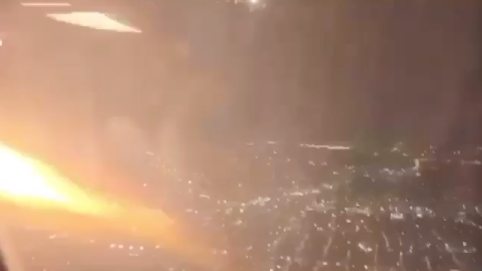 Khoảnh khắc động cơ máy bay Mỹ tóe lửa trên không trung - 1 Khoảnh khắc động cơ máy bay Mỹ tóe lửa trên không trung - 1