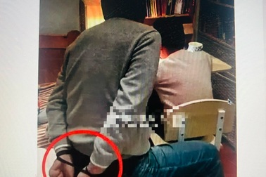 Kèm con ôn thi học kỳ 2, bố giám đốc thét lên: "Tôi điên mất!"