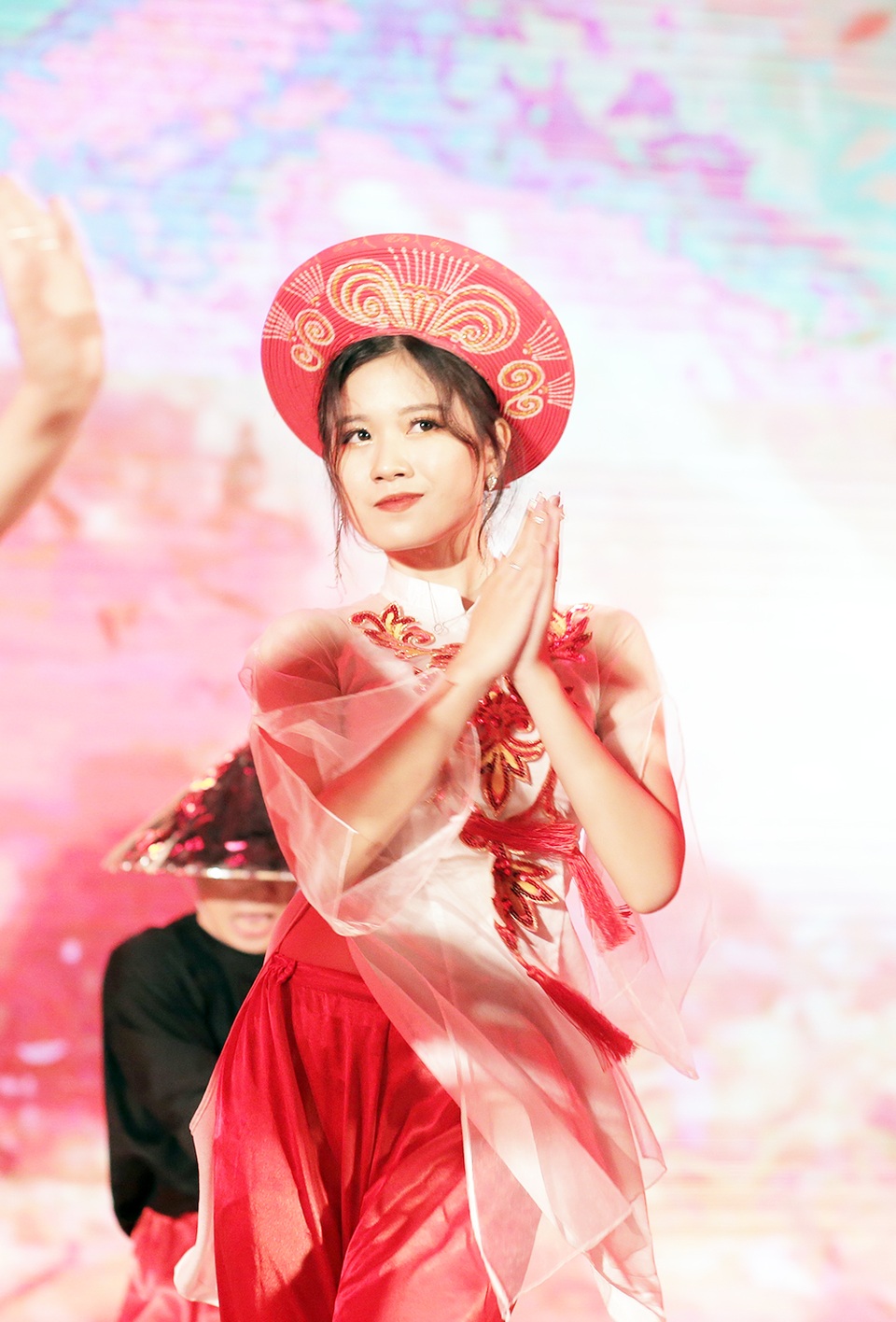 Trúc Nhân hòa nhịp cùng sinh viên trong bữa tiệc âm nhạc tất niên - 4 Trúc Nhân hòa nhịp cùng sinh viên trong bữa tiệc âm nhạc tất niên - 4