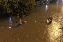 Đường Nguyễn Hữu Cảnh ngập đến yên xe máy trong đêm