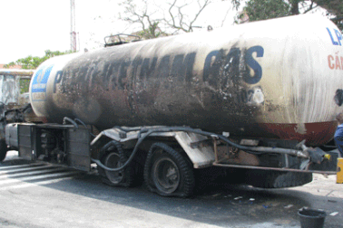 Xe chở gas bốc cháy gần cây xăng