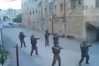Xôn xao clip binh sĩ Israel khiêu vũ tập thể giữa phố