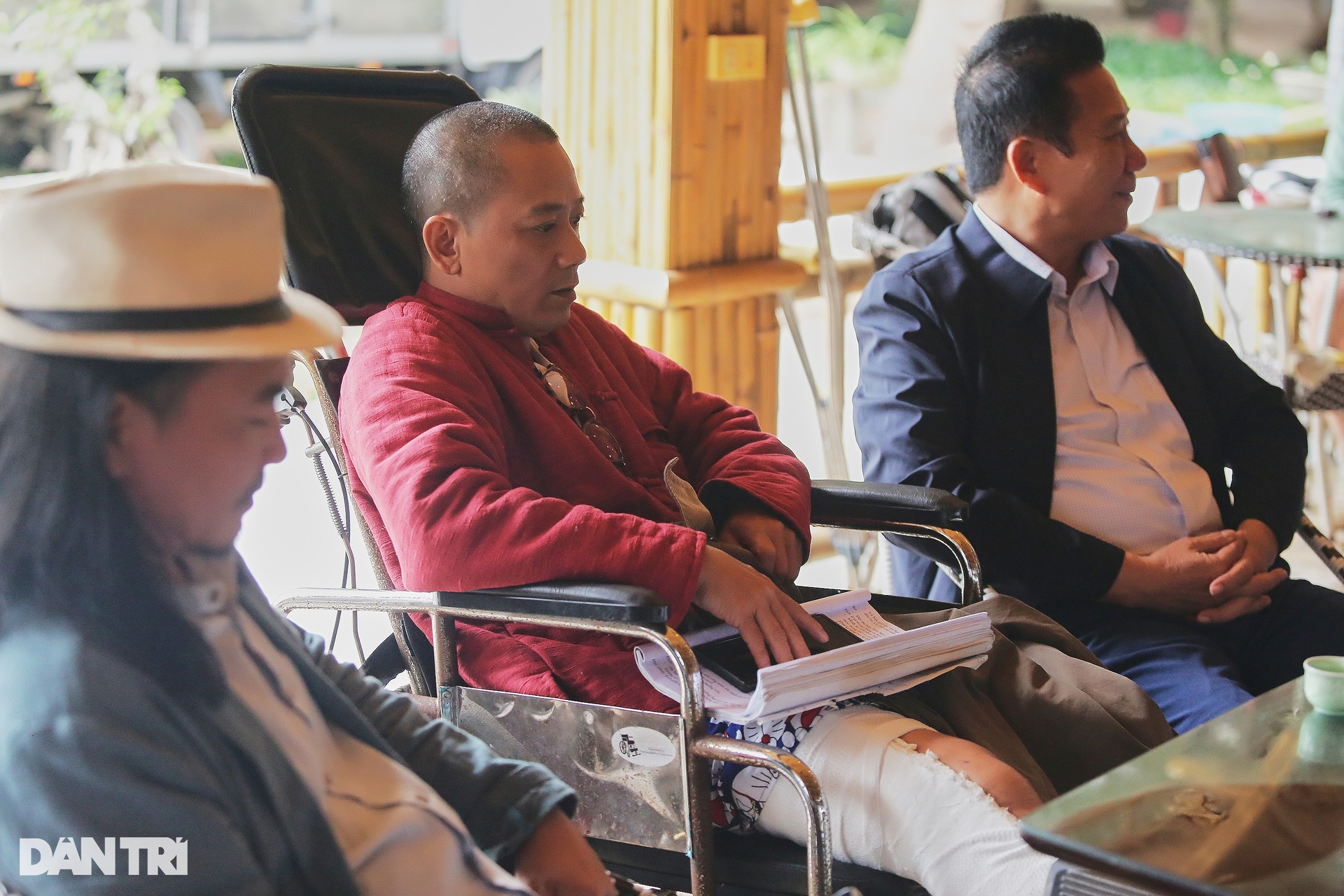 NSND Trung Hiếu cười tít mắt khi được Hoàng Hải trang điểm vào vai đại gia - 2 NSND Trung Hiếu cười tít mắt khi được Hoàng Hải trang điểm vào vai đại gia - 2