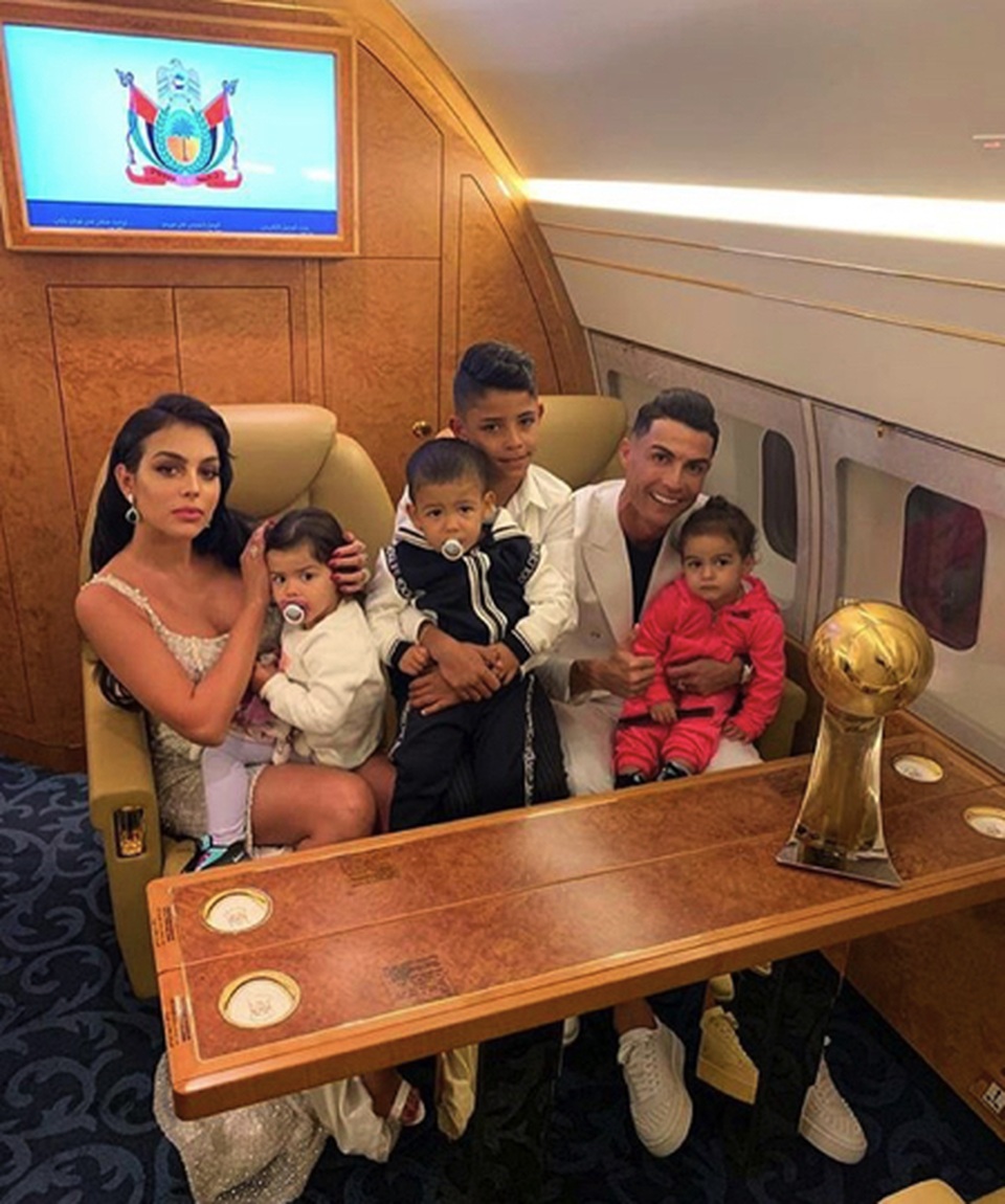 C.Ronaldo để lại ấn tượng với hình ảnh chăm con gái ngọt ngào - 2 C.Ronaldo để lại ấn tượng với hình ảnh chăm con gái ngọt ngào - 2