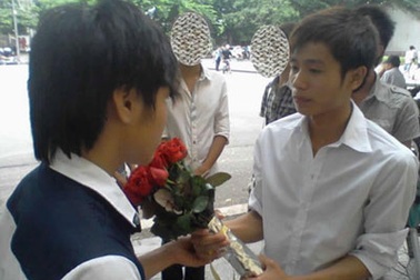 "Bắt bệnh" dân đồng tính... giả