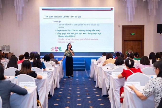 Giang viên hướng dẫn tổ chức hoạt động giáo dục an toàn giao thông cho trẻ trong các cơ sở giáo dục mầm non.