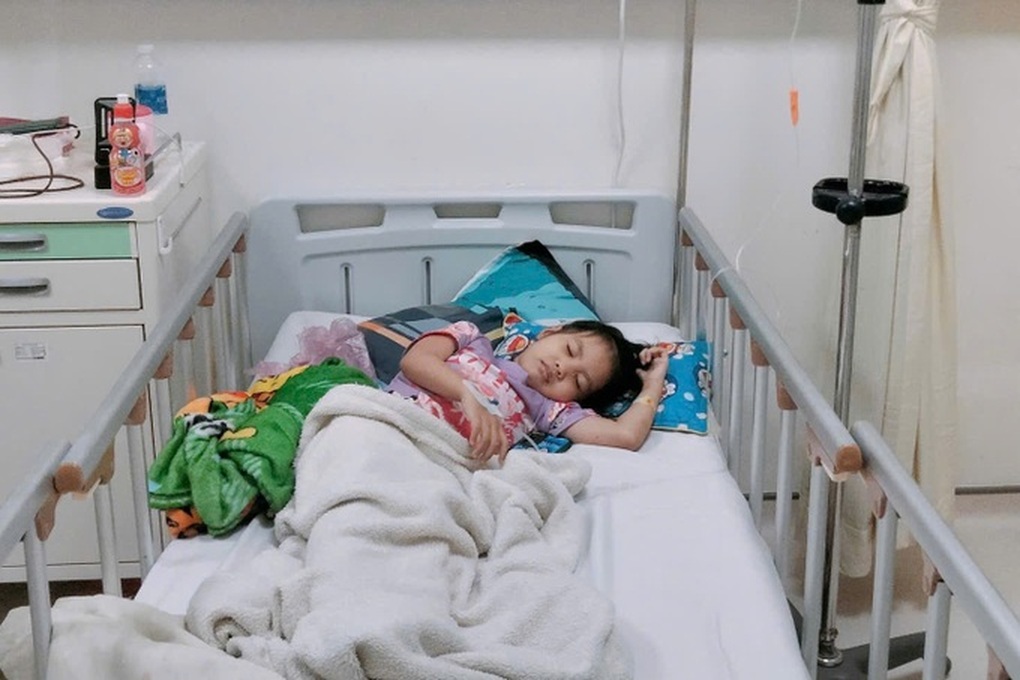 Bé gái 6 tuổi bị suy tủy, cha đơn thân cầu xin cộng đồng cứu con - 2 Bé gái 6 tuổi bị suy tủy, cha đơn thân cầu xin cộng đồng cứu con - 2