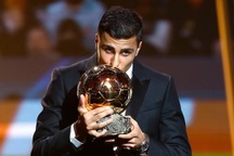 Tiền vệ Rodri giành Quả bóng vàng 2024