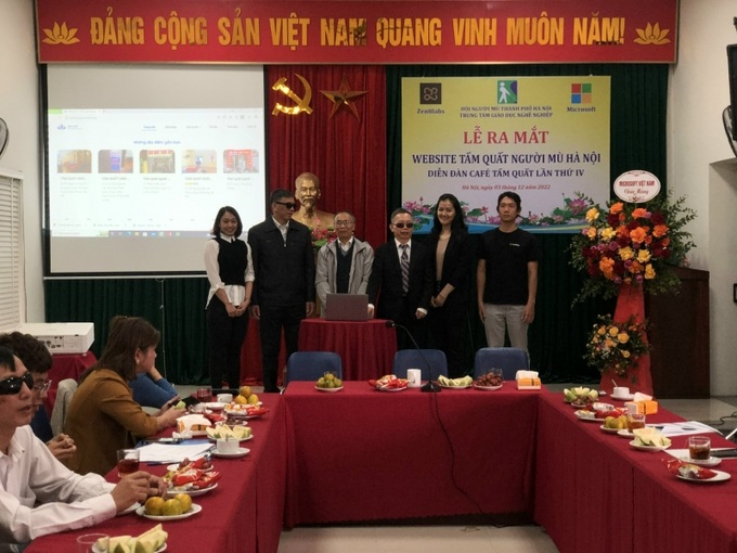 Các đại biểu ấn nút khởi động website.