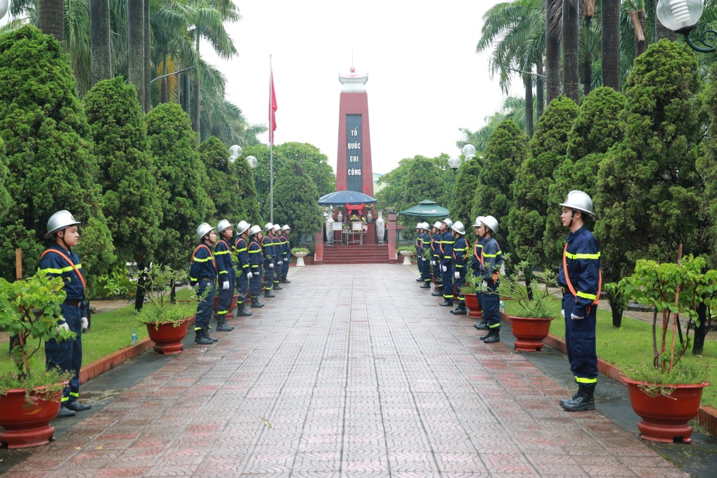 Tiễn đưa Thượng úy Đỗ Đức Việt về đất mẹ: Đồng đội ơi, hãy yên nghỉ nhé! - 3 Tiễn đưa Thượng úy Đỗ Đức Việt về đất mẹ: Đồng đội ơi, hãy yên nghỉ nhé! - 3