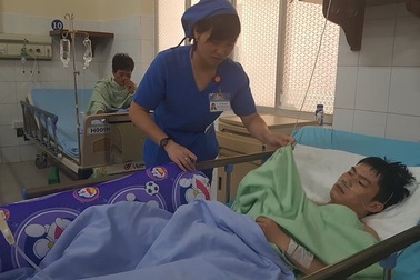 Đi giao hàng bị người nhà của khách đâm thấu phổi