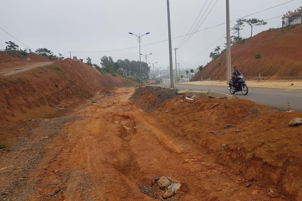 Đường hơn 70 tỷ đồng thi công ì ạch do năng lực nhà thầu yếu - 2 Đường hơn 70 tỷ đồng thi công ì ạch do năng lực nhà thầu yếu - 2