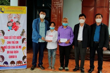 Trao sổ tiết kiệm hàng chục triệu đồng đến trẻ em bị ảnh hưởng Covid-19