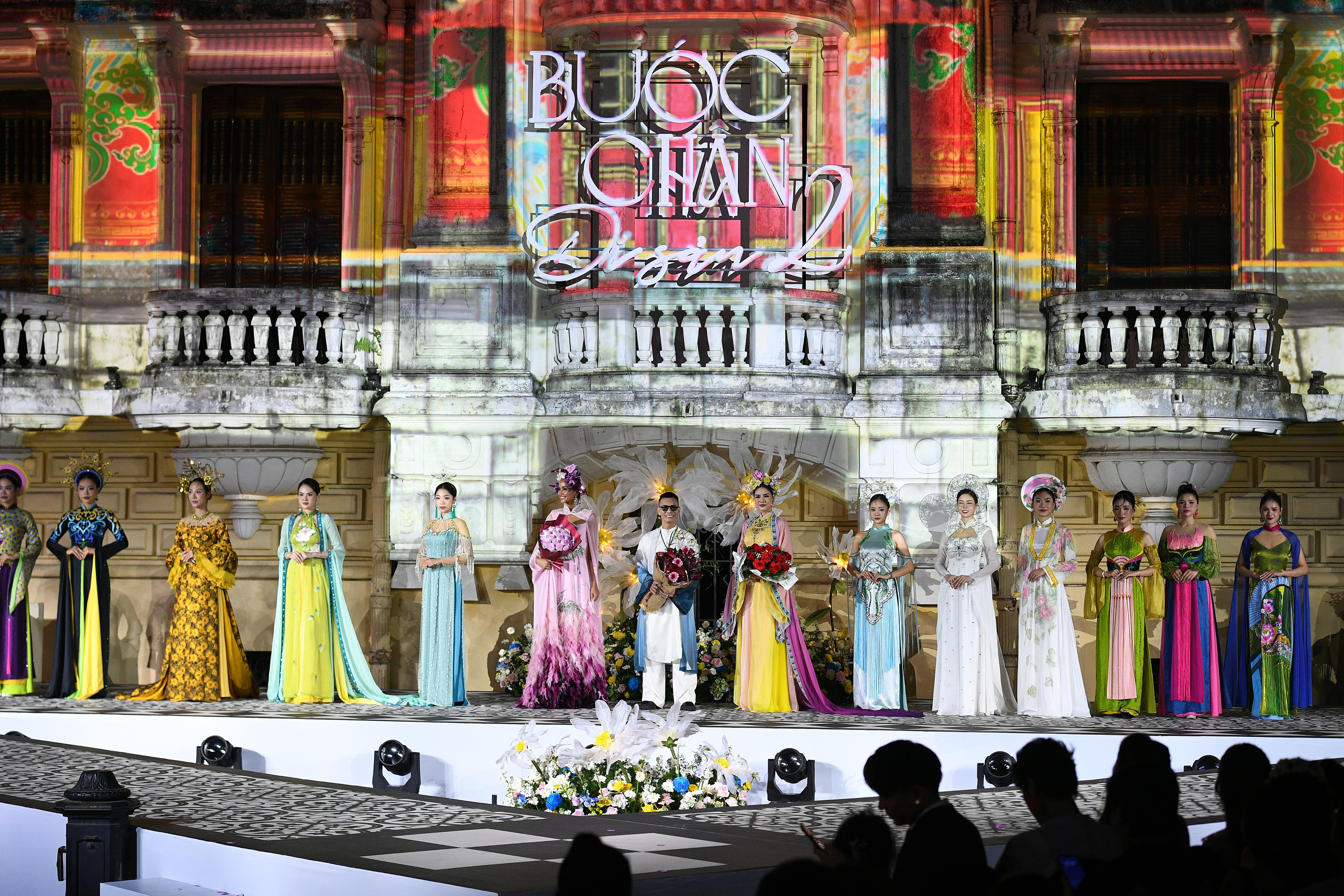 Tuan Hung ຈັບມືພັນລະຍາ Huong Baby ເປັນ vedette ໃນງານວາງສະແດງ - 14 Tuấn Hưng dắt tay bà xã Hương Baby làm vedette show thời trang - 14