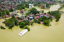 Vùng rốn lũ Hà Nội ngập trong biển nước nhìn từ flycam