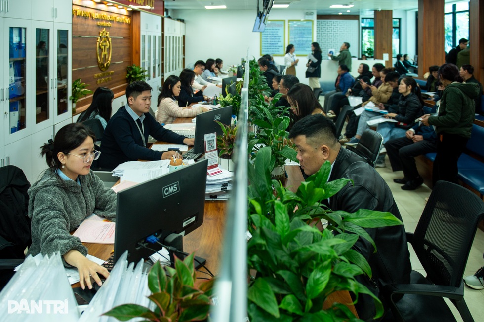 Hà Nội: Nhiều nơi vẫn yêu cầu chứng thực giấy tờ đã tích hợp trên VNeID - 1 Hà Nội: Nhiều nơi vẫn yêu cầu chứng thực giấy tờ đã tích hợp trên VNeID - 1