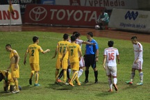 Trọng tài Hà Anh Chiến chỉ là con tốt thí?