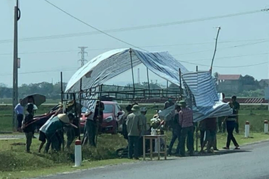 Bé gái 10 tuổi bị xe tải cán tử vong khi đi cùng mẹ