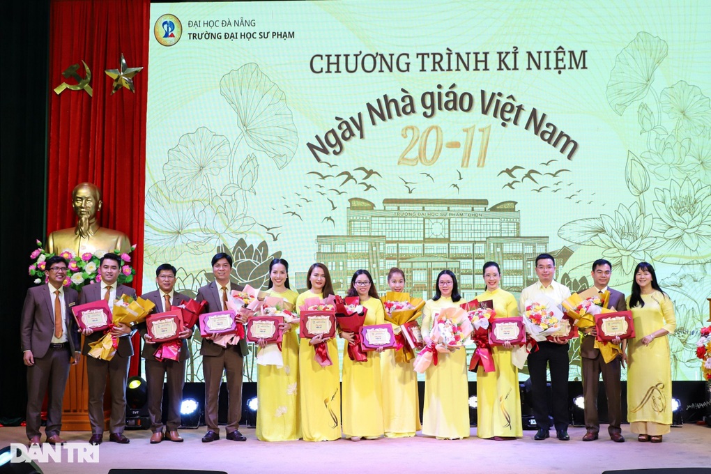 Trường ĐH Sư phạm Đà Nẵng nhận cờ đơn vị dẫn đầu phong trào thi đua - 2 Trường ĐH Sư phạm Đà Nẵng nhận cờ đơn vị dẫn đầu phong trào thi đua - 2