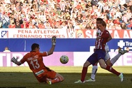Torres lập công giúp Atletico bằng điểm Barcelona