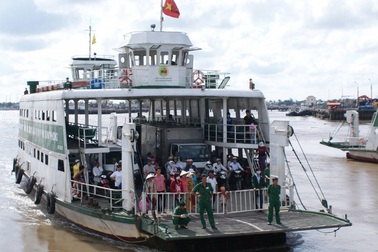 Xe chở đề được ưu tiên qua phà