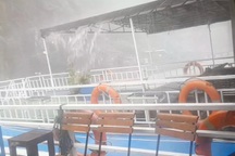 Du khách kể phút mưa dông ập đến giữa Hạ Long, cả tàu hoảng loạn đòi về bờ