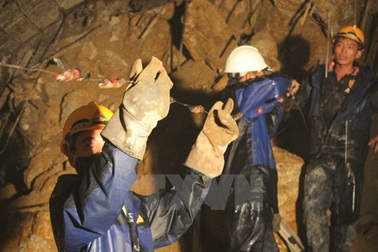 Thông thêm đường ống 60mm, hút nước trong khoang hầm sập