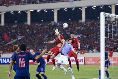 Thủ môn Kawin tố bị Văn Hậu phạm lỗi trong tình huống Thái Lan thủng lưới