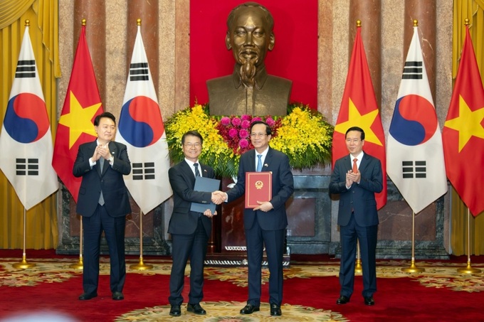 Dưới sự chứng kiến của Chủ tịch nước Võ Văn Thưởng và Tổng thống Hàn Quốc Yoon Suk-yeol, Bộ trưởng Bộ Lao động - TB&XH Việt Nam Đào Ngọc Dung và Bộ trưởng Việc làm và Lao động Hàn Quốc Lee Jung Sik trao bản ghi nhớ MOU