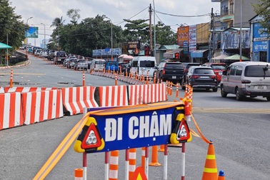 Cận cảnh ngày đầu cấm ô tô qua cầu Bình Triệu 1 ở TPHCM