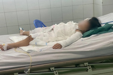 Bé 2 tuổi uống nước tẩy bồn cầu vì tưởng... nước ngọt