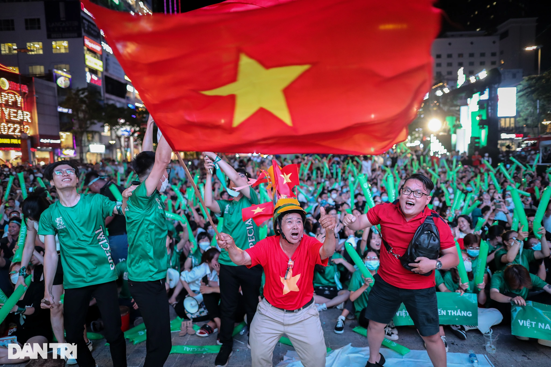 Biển người ăn mừng trên phố Nguyễn Huệ khi U23 Việt Nam vào tứ kết châu Á - 1 Biển người ăn mừng trên phố Nguyễn Huệ khi U23 Việt Nam vào tứ kết châu Á - 1