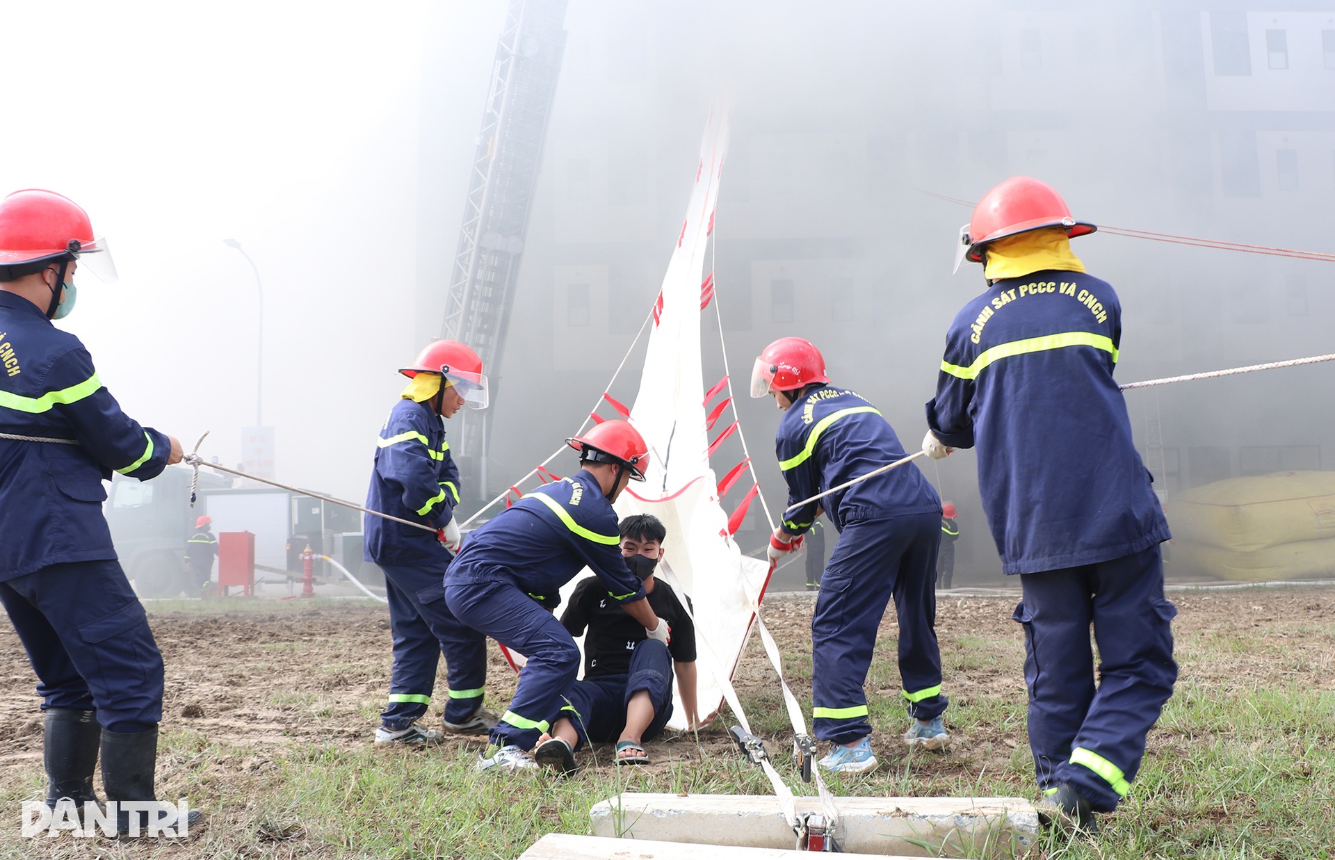 Diễn tập tình huống cháy khu ký túc có 600 công nhân - 8 Diễn tập tình huống cháy khu ký túc có 600 công nhân - 8
